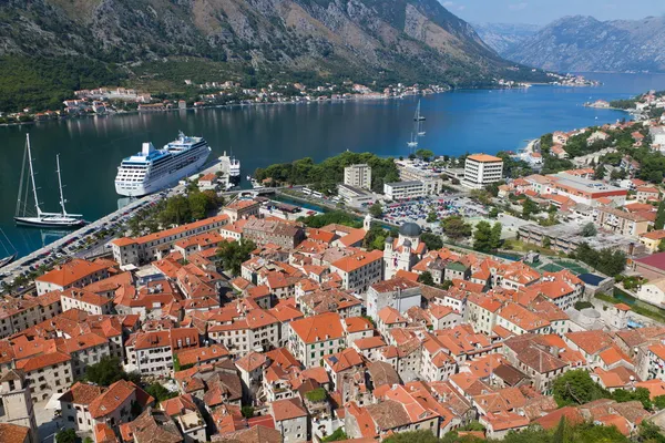 Ciudad vieja de Kotor en la bahía, Montenegro — Foto de Stock