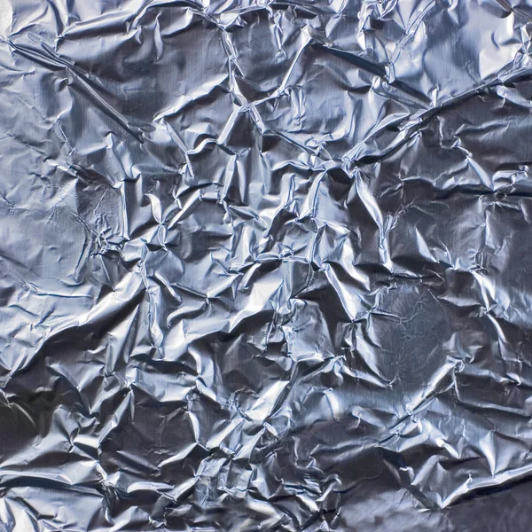Abstrakt sammenkrøllet sølv aluminiumsfolie closeup baggrund tekstur - Stock-foto