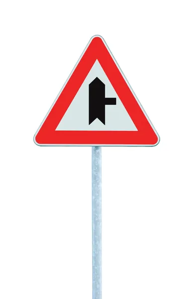Crossroads aviso principal sinal de estrada com pólo direito, isolado — Fotografia de Stock