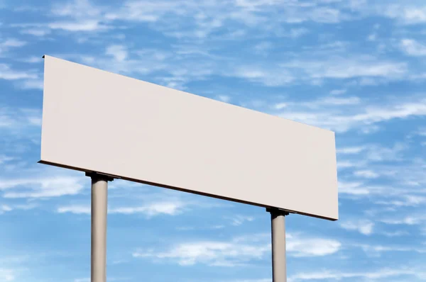 Lege witte verkeersbord zonder kader tegen hemel cloudscape — Stockfoto