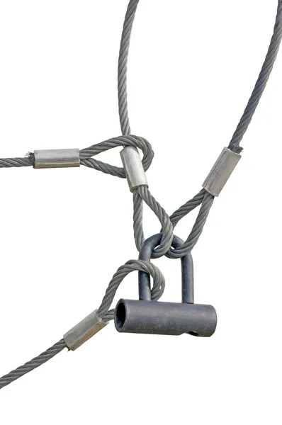 Industriële veiligheidsslot en interlocked draad lus touwen close-up geïsoleerd — Stockfoto