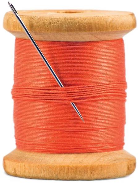 Velha bobina de madeira com fio vermelho isolado macro closeup — Fotografia de Stock