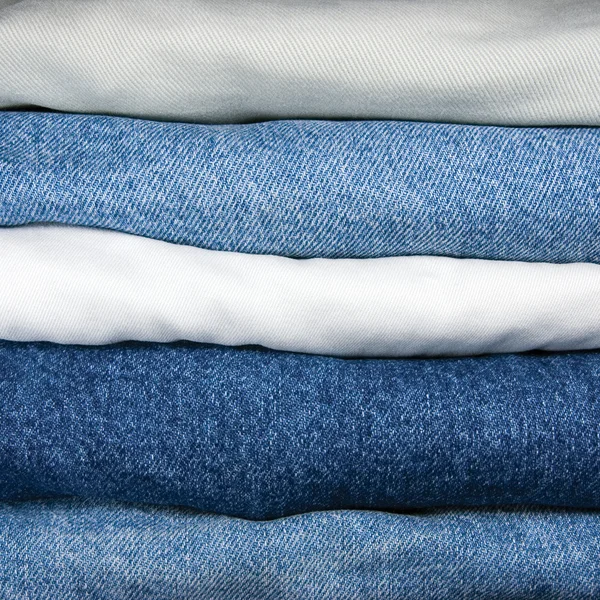 Blauwe en kaki jeans stapel close-up — Stockfoto