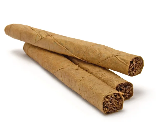 Tre cigarr stack makro närbild, isolerade cigarrer och skugga — Stockfoto