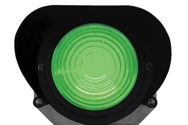 Зелене світло залізничного руху карликовий сигнал, встановлений на ходу, ізольований — стокове фото