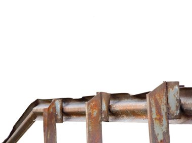 eski yaşlı paslı grunge metalik Köprüsü rail, izole