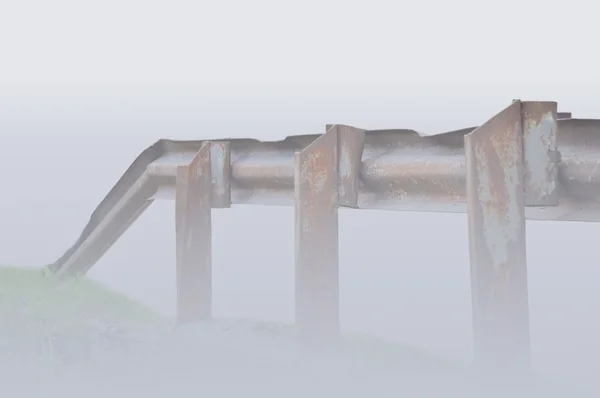 霧の中で古い古いさびたグランジ金属ブリッジ レール shoruded — ストック写真