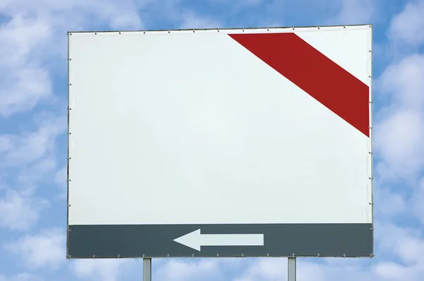 Cartellone bianco vuoto con barra rossa e grigia e freccia sul paesaggio nuvoloso — Foto Stock