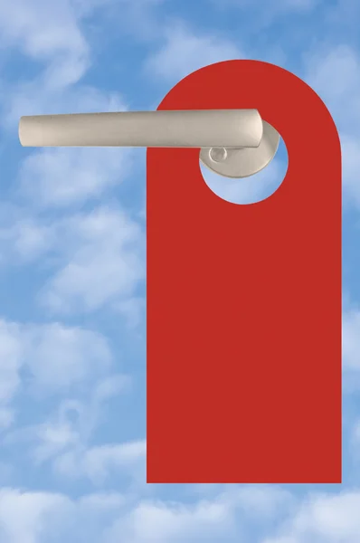 Leeres rotes Etikett am Türgriff über dem Himmel — Stockfoto