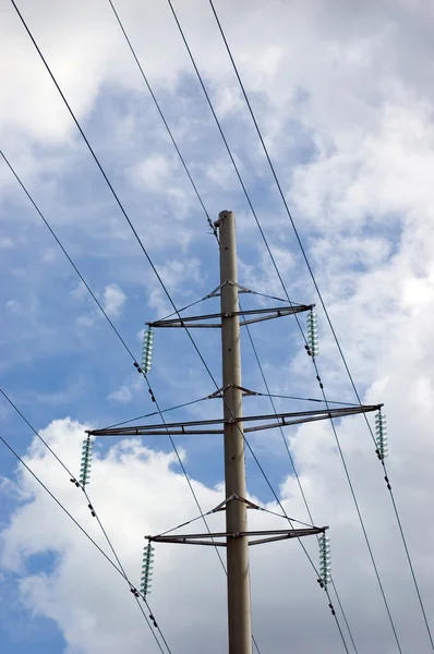 Pylon di elettricità e cavi ad alta tensione cavi isolanti — Foto Stock