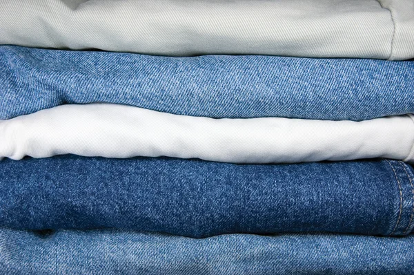 Blå och khaki jeans stack närbild, indigo, denim — Stockfoto