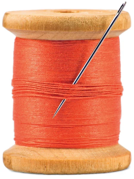 Bobina de madeira velha com fio vermelho isolado — Fotografia de Stock