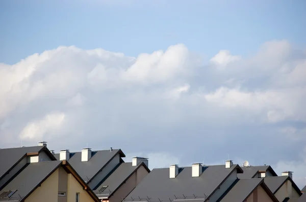 Dachy dom wiersz, panorama na dachu i cloudscape — Zdjęcie stockowe