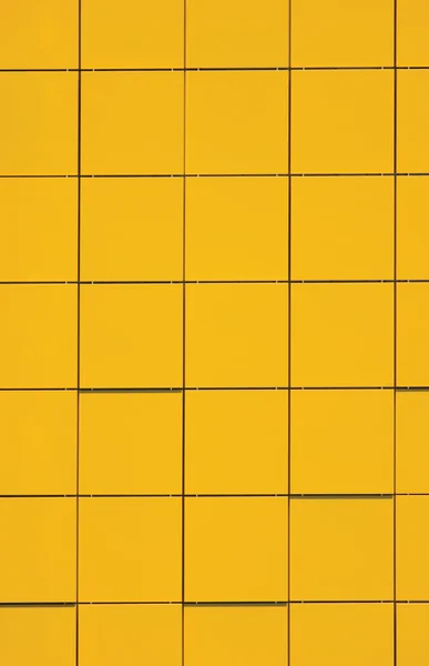 Gelb metallische Fassade Paneel Hintergrund natürliche vertikale Textur — Stockfoto