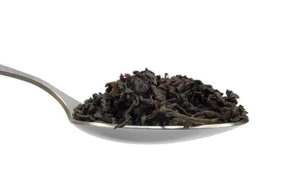 Чайна ложка з розсипчастим чорним чайним листом, ізольована ложка — стокове фото