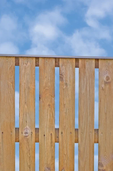 Fából készült Előőrs kerítés, barna natura cloudscape, felhők, ég alatt — Stock Fotó