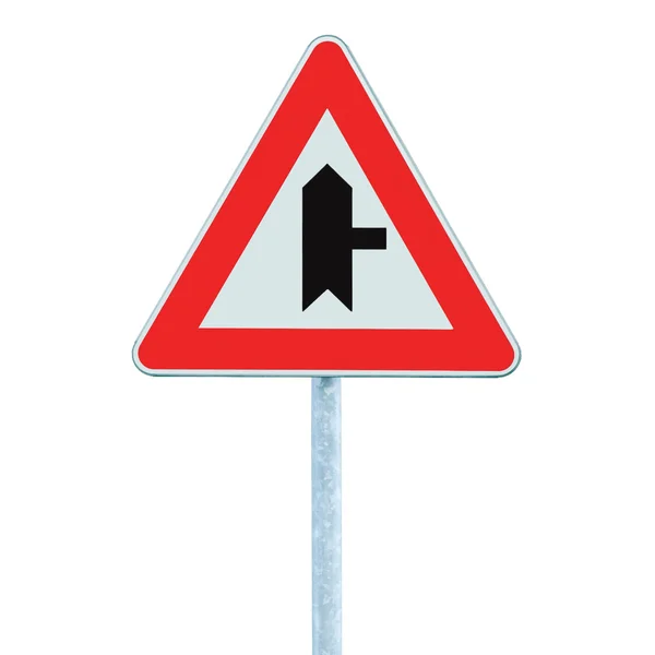 Crossroads direk, doğru ana yol işaretiyle izole uyarı — Stok fotoğraf