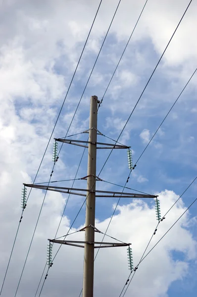 Maszt jakim pylon zapewnia energię elektryczną, lato niebo i chmury — Zdjęcie stockowe