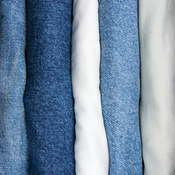 Blauwe en kaki jeans stapel close-up — Stockfoto