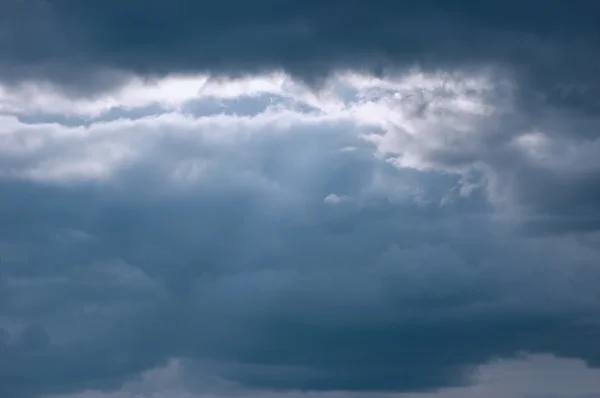Moody Sea Cloudscape y leves rayos de sol — Foto de Stock