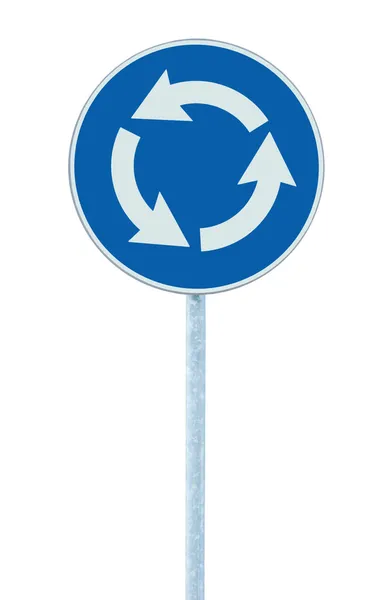 Rotonda cruce de carreteras señal de tráfico aislado azul flecha blanca mano derecha —  Fotos de Stock