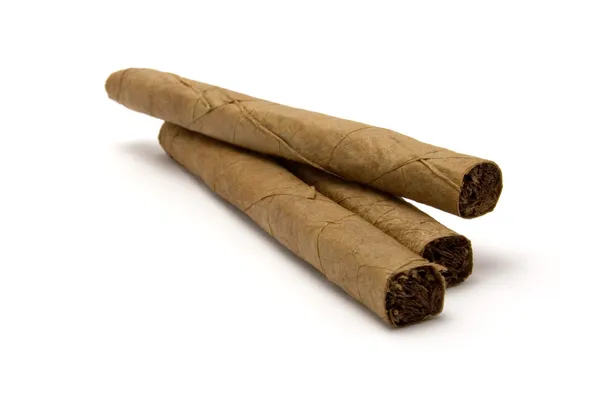Tre cigarr stack makro närbild isolerade kubanska cigarrer och skugga — Stockfoto
