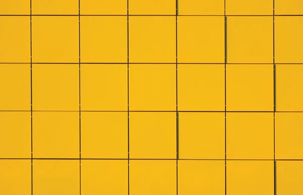 Фон из жёлтой металлической панели фасада, граненые плиты — стоковое фото