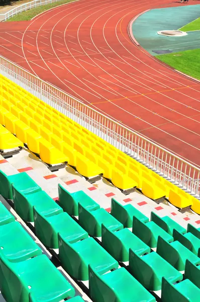 Righe di sedie di plastica allo stadio — Foto Stock
