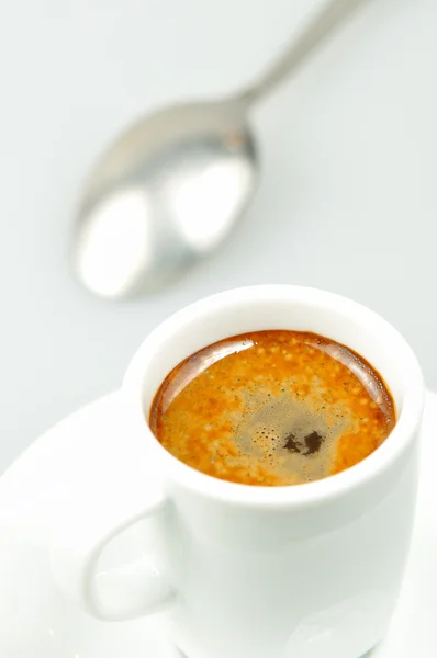 Λευκό φλυτζάνι του μαύρου καφέ και κουτάλι — Φωτογραφία Αρχείου