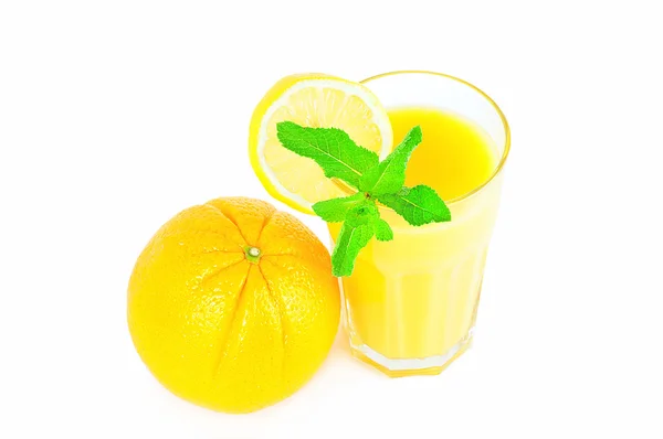 Laranja e vidro de suco de laranja decorado com fatia de limão e — Fotografia de Stock