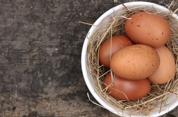 Kom met eieren bruin — Stockfoto