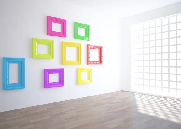 Stanza bianca con cornici colorate su una parete — Foto Stock