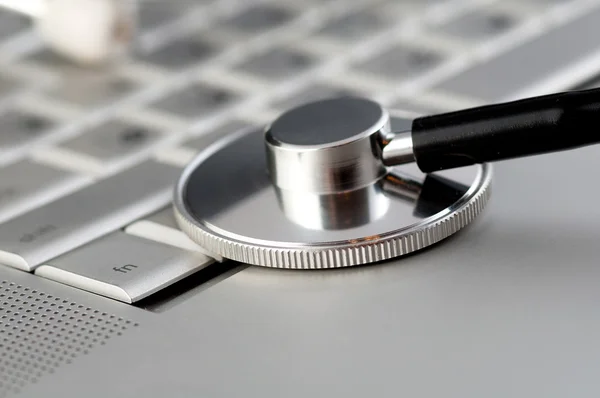 Stethoscoop op een laptop toetsenbord — Stockfoto
