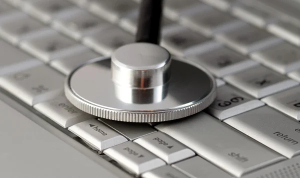 Stethoskop auf einer Laptop-Tastatur — Stockfoto