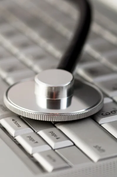 Stetoskop na klawiaturze laptopa — Zdjęcie stockowe
