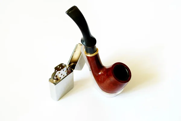 Tabakpfeife und Benzinfeuerzeug — Stockfoto