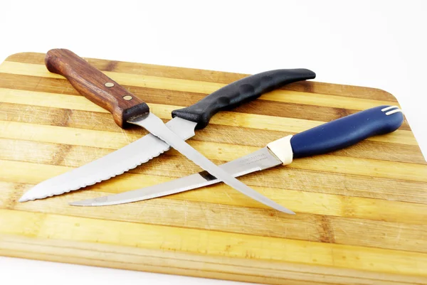 Кухонные ножи и разделочная доска — стоковое фото