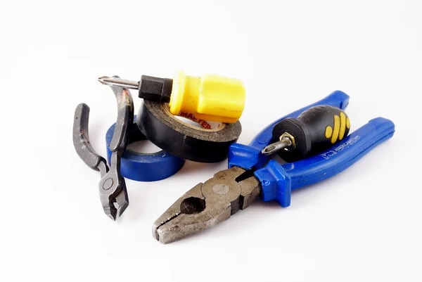 Wire cutters, schroevendraaiers, tangen, elektrische tape — Stockfoto