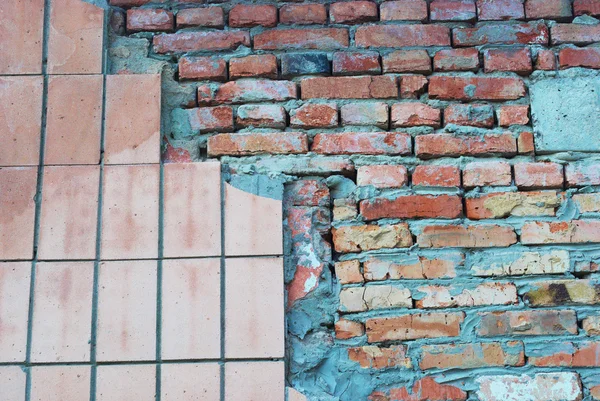 오래 된 타일 및 벽돌 — 스톡 사진
