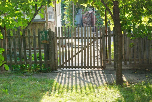 Dřevěný plot a brána — Stock fotografie