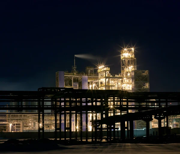 Raffinaderiet på natten — Stockfoto