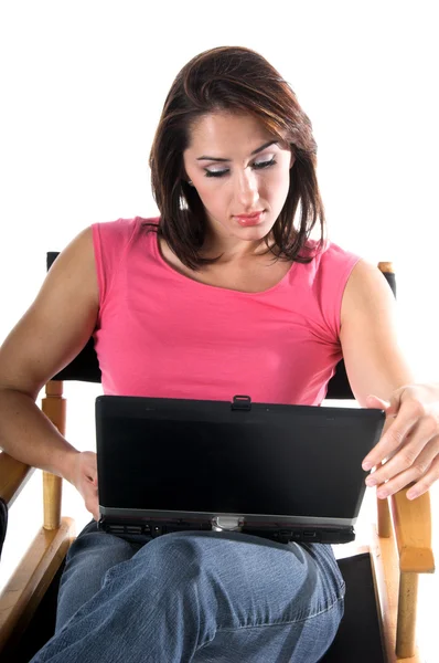 Mulher com laptop na cadeira dos diretores — Fotografia de Stock