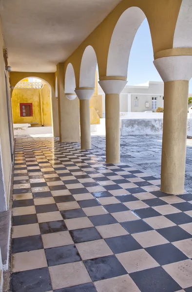 方格的地板和在圣托里尼岛教会拱门 — 图库照片