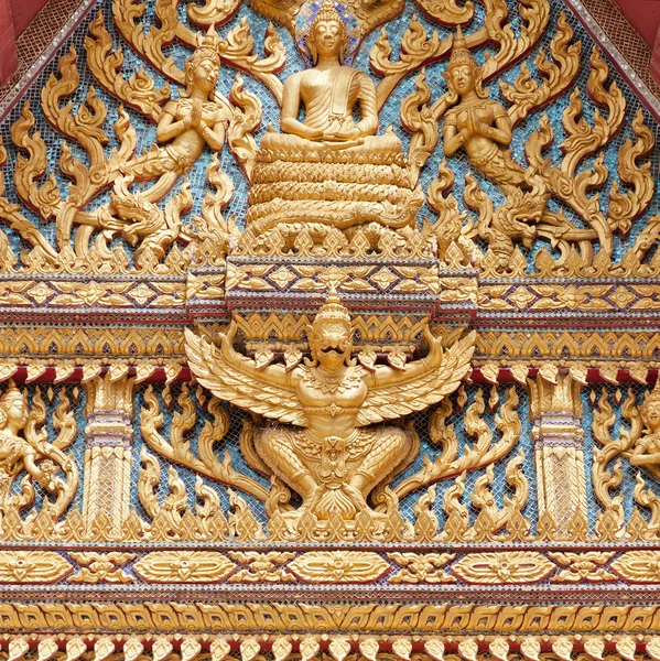 Decoração em um templo budista tailandês — Fotografia de Stock