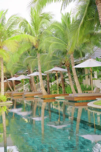 Resort con piscina di lusso — Foto Stock