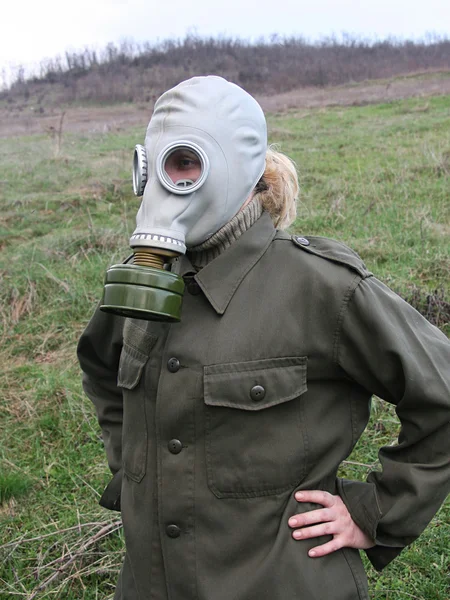 Menina com máscara de gás — Fotografia de Stock