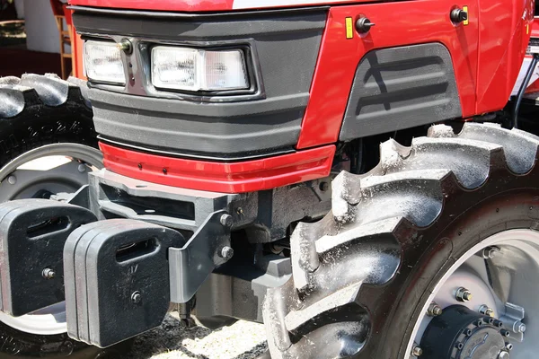 Röd modern traktor — Stockfoto