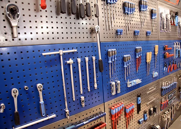 Werkzeuge am Werkzeugkasten an der Wand — Stockfoto