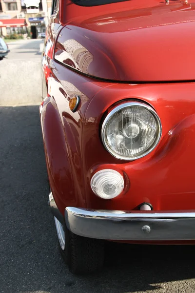 Красный старый популярный автомобиль — стоковое фото