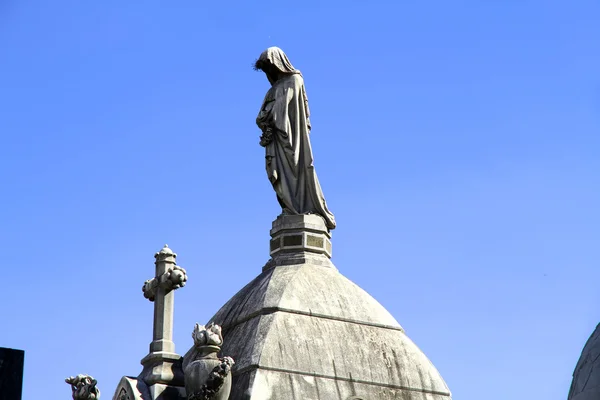 Staty på kyrkogården Recoleta — Stockfoto